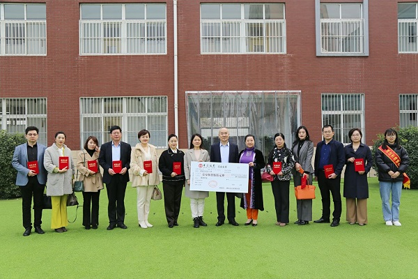 【綠地茵茵，情暖校園】威龍公司參與濰城實驗小學捐款活動
